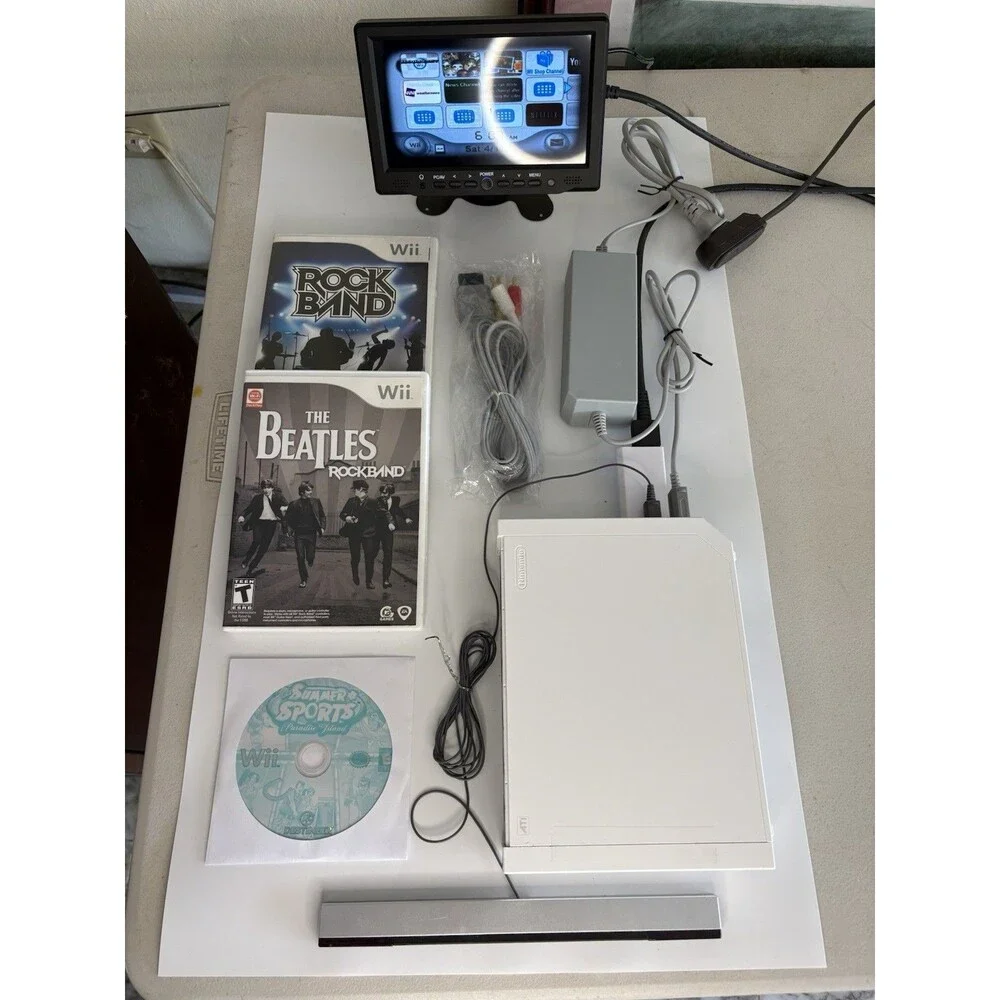 Nintendo Wii RVL-001 Video Game Console GameCube Compatible w Power & AV Cables